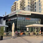 Yas Canal 1 Luxury Apartment By The Canal Near F1